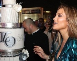 На забавата и нема крај: Џенифер Лопез повторно го прослави роденденот со познат фудбалер